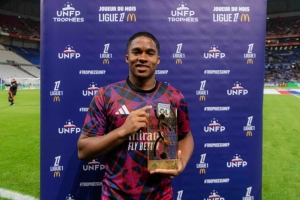 两场3球1助！对阵巴黎FC之前，恩德里克领取法甲1月最佳球员奖杯 配图