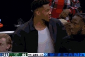 为数不多的开心时刻！字母哥哥一条龙扣篮 字母哥替补席高兴鼓掌 配图