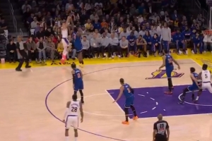 拿手绝活！东契奇谈单脚压哨三分：球离手的时候我感觉很好 配图