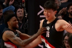 拓媒:杨瀚森扣篮后韦斯利跟疯了一样 就像观战的开拓者球迷 配图