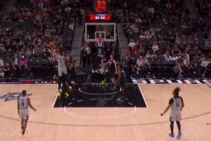 我休息好了！文班投完3分直接冲前场板 顶着防守强硬2+1独得8分 配图