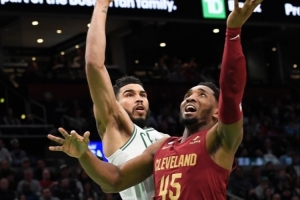 0-3被横扫！米切尔：不担心季后赛碰上绿军 我们会继续进步 配图