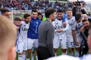 这1亿花得值！科莫24年升甲26年争欧冠 38岁小法带队21岁帕斯当家 配图