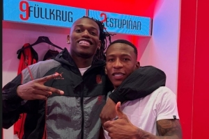 莱奥社媒晒与埃斯图皮尼安合照：你配得上这一切，兄弟 配图