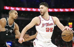 对抗给足了！申京低位背打文班亚马到篮下得分 配图