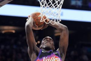 布克：弗莱明表现出色但仍虚心求教 他对胜利产生了巨大影响 配图