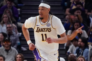 雷迪克:海斯本赛季进步很大 低位垂直防守他是队里做得最好的 配图