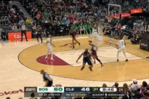 打手了？哈登单挑塔图姆撤步三分不中 蹦着向裁判示意被犯规 配图