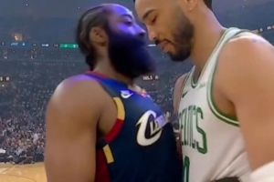 哈登赛前拥抱塔图姆：为你骄傲 恭喜复出 配图