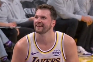 忍不住了！东契奇造了前队友布伦森犯规 拍对方屁股+咧嘴笑 配图