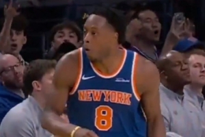 对手的肯定！东契奇单脚神奇压哨三分 防守的OG震惊后无奈苦笑 配图