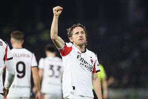 领袖风范！跟队记者：莫德里奇在中场休息时不断鼓励莱奥 配图