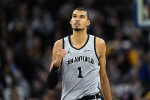 跟不上！阿门单防文班 拼尽全力还是目送后者轻松上篮打中 配图