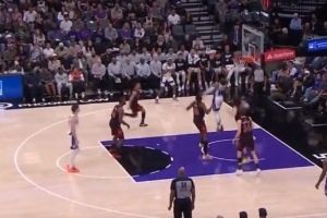 打开心啦！威少借掩护突破直接起三步 空中小折叠反手潇洒上篮！ 配图