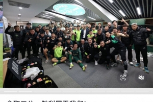 童磊社媒晒全队更衣室庆祝照庆祝首胜：全取三分，胜利属于我们！ 配图