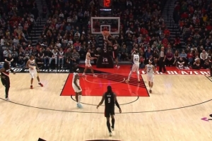 探花郎！亨德森空切扣篮&三分也有 一节半7中5已砍14分 配图