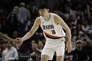 静静等待机会！开拓者半场领先17分 杨瀚森上半场暂未出场 配图