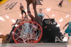 大哥不进我来！布克弧顶三分不中 马卢阿奇切入隔着格威双手补扣 配图