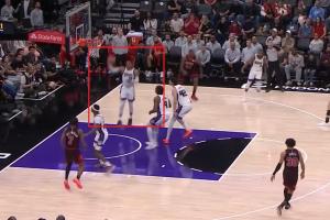 威少跃起摘下篮板已砍17+12+10！拿本季第5个&生涯第208个三双！ 配图