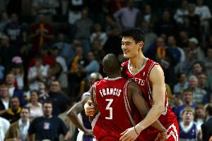 青岛队记：杨瀚森和韦斯利庆祝场景 让人想起当年弗老大&姚明情谊 配图