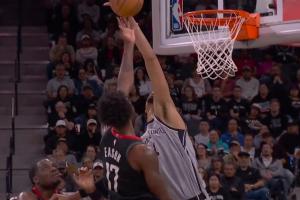 太变态了！文班右手还和卡佩拉卡着位 突然暴起左手鹰爪血帽伊森 配图