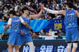 赵睿：我和曾凡博、周琦伤病较多 需要时间与麦基和队伍磨合 配图