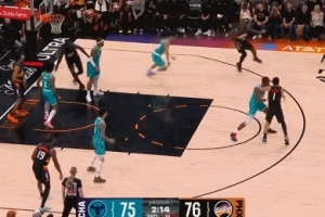 昨晚喝了二两？布克将球传到无人区 白白送出球权 配图