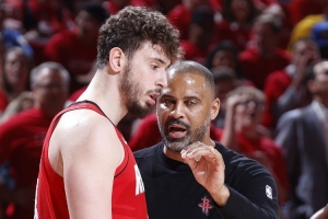 解说：所有队都知道打火箭就得夹击杜兰特 申京&乌度卡又原形毕露 配图