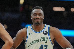 确实有点糙！字母哥哥两罚不中 第二罚直接三不沾 配图