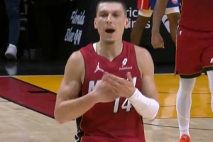 真横啊！希罗连续3记三分打得活塞仅剩1个暂停 第三节还有4分多钟 配图