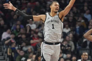 不看球的突袭帽？文班：这对我来说不新鲜 这能迷惑对手/不好预防 配图