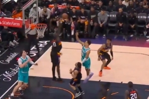 给机会就得把握住！约什·格林突破勾手被马卢阿奇超级大帽扇飞 配图