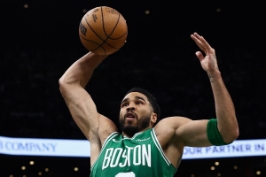 塔图姆:今天感觉正常多了 慢慢找回比赛节奏这感觉真的很好 配图