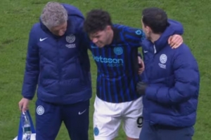 意天空:踢拉比奥特膝盖时受伤,巴斯托尼赛后一瘸一拐离开圣西罗 配图