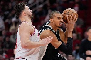 火媒：火箭已被马刺甩开&不是争冠队 选秀没选到球星&事实很残酷 配图