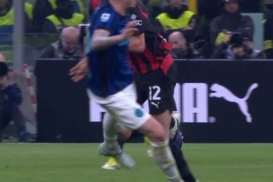 跟队记者：拉比奥特被巴斯托尼踢膝盖，赛后膝盖缠着厚厚的绷带 配图