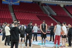 许利民:麦基融入很快 他很聪明水平很高 我们得让他的优势最大化 配图