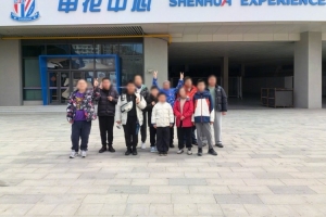 上海申花联合杨浦区残联，邀请十余位特殊儿童来申花中心参观体验 配图