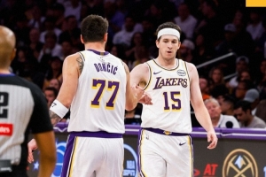 合砍60分！湖人赢球海报：封面为东契奇里弗斯击掌瞬间 配图