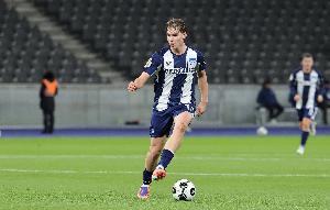 法尔克：多队有意16岁中场艾希霍恩，拜仁决心赢得竞争签下他 配图