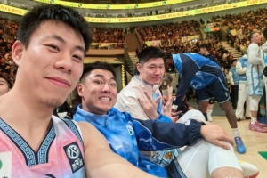 玩得开心!上海男篮球星张镇麟更博晒出全明星系列照:⭐x5 配图