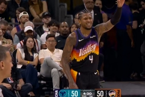 看着很疼！杰伦·格林防守时胳膊被约什·格林拉拽 有些反向弯曲 配图