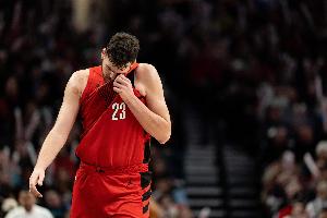 退而不防！克林根被内姆哈德对抗弹飞 后者轻松上篮得手 配图