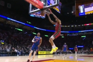 主场嗨了！哈克斯倒地拼抢潇洒助攻贼到位 韦尔起飞双手扣空篮！ 配图