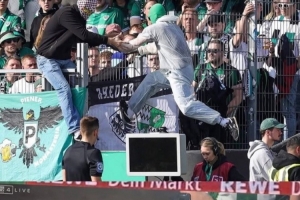 德乙蒙面球迷冲进球场拔掉VAR显示器电源插头，试图干扰裁判执法 配图