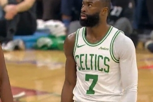 血亏！杰伦·布朗跳球被吹犯规 米切尔两罚全中 配图