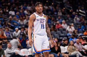 鲁媒：山东男篮新外援约翰逊明天到济南 各种手续也办得差不多了 配图