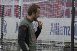 有望复出！凯恩现身拜仁训练直播，球员已经恢复团队训练 配图