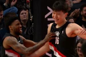 韦斯利晃倒对手 吸引防守给杨瀚森 小杨双手暴扣2+1！ 配图