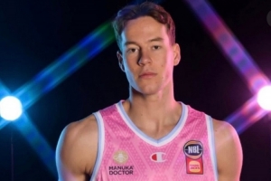 上季澳洲NBL场均17.9分！媒体人：新疆签新西兰外援萨姆·门内加 配图